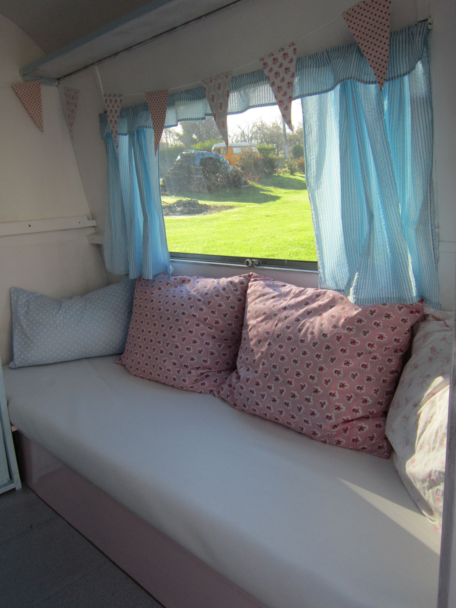 Ma caravane: mon caprice de fille .... chiffonniére d'étoiles Tissu idee banquette