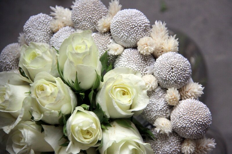 Bouquet de structure en roses blanches et fleurs séchées - création EstelleG pour La Saladelle - Atelier floral Perpignan 03