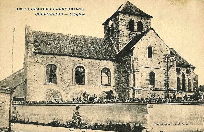 Courmelois église avec soldat à vélo 1914-1918