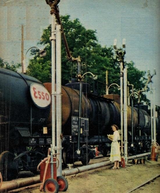 36893903chargement-des-citernes-a-parentis-photo-cl-dubruille-lvdr-n-481-janvier-1955-jpg
