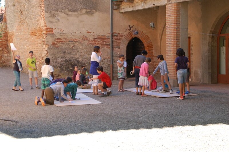les enfants travaillent dans les lices du château