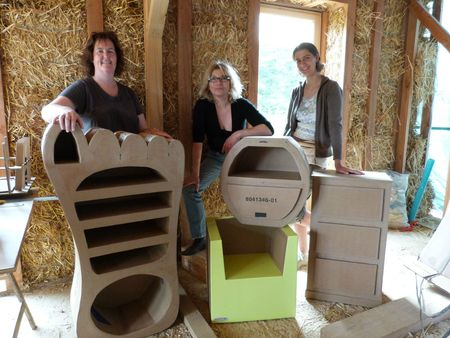 Atelier mobilier en carton dans la maison en paille 4