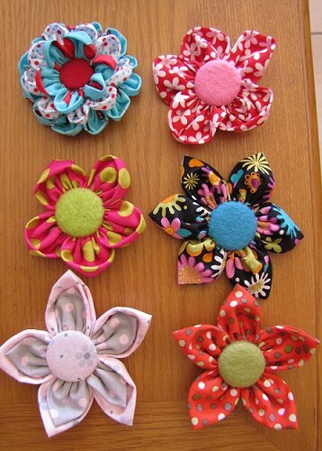 Essais de fleurs kanzashi en tissus