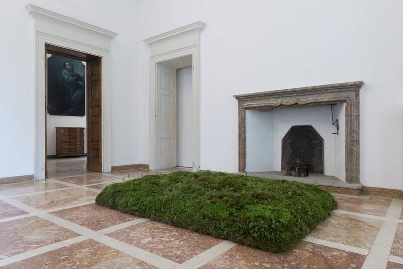 'Moss Bed' è una delle opere esposte a Villa Panza di Varese nel 2016 in occasione della mostra Natura Naturans