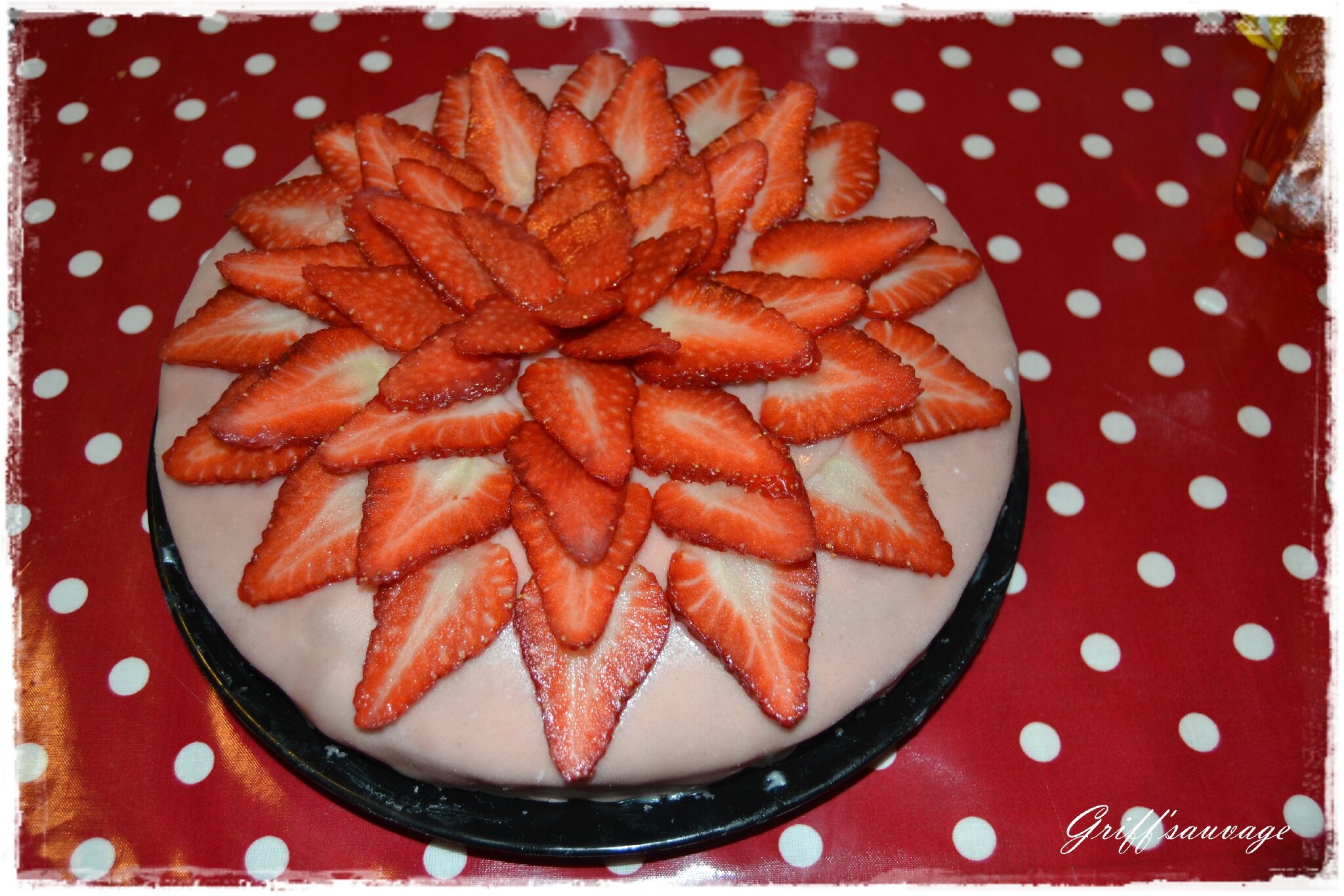 Je l\u0027ai recouvert de pâte d\u0027amandes rose et décoré de tranchettes de fraise, hum!!!, trop bon.