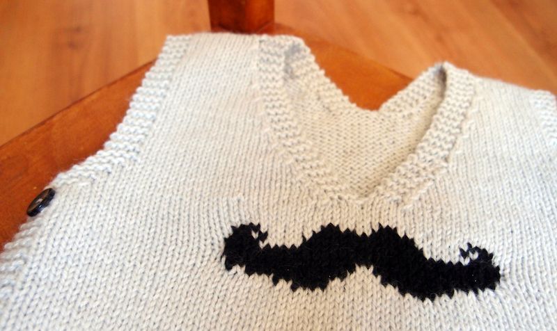 tricoter une moustache