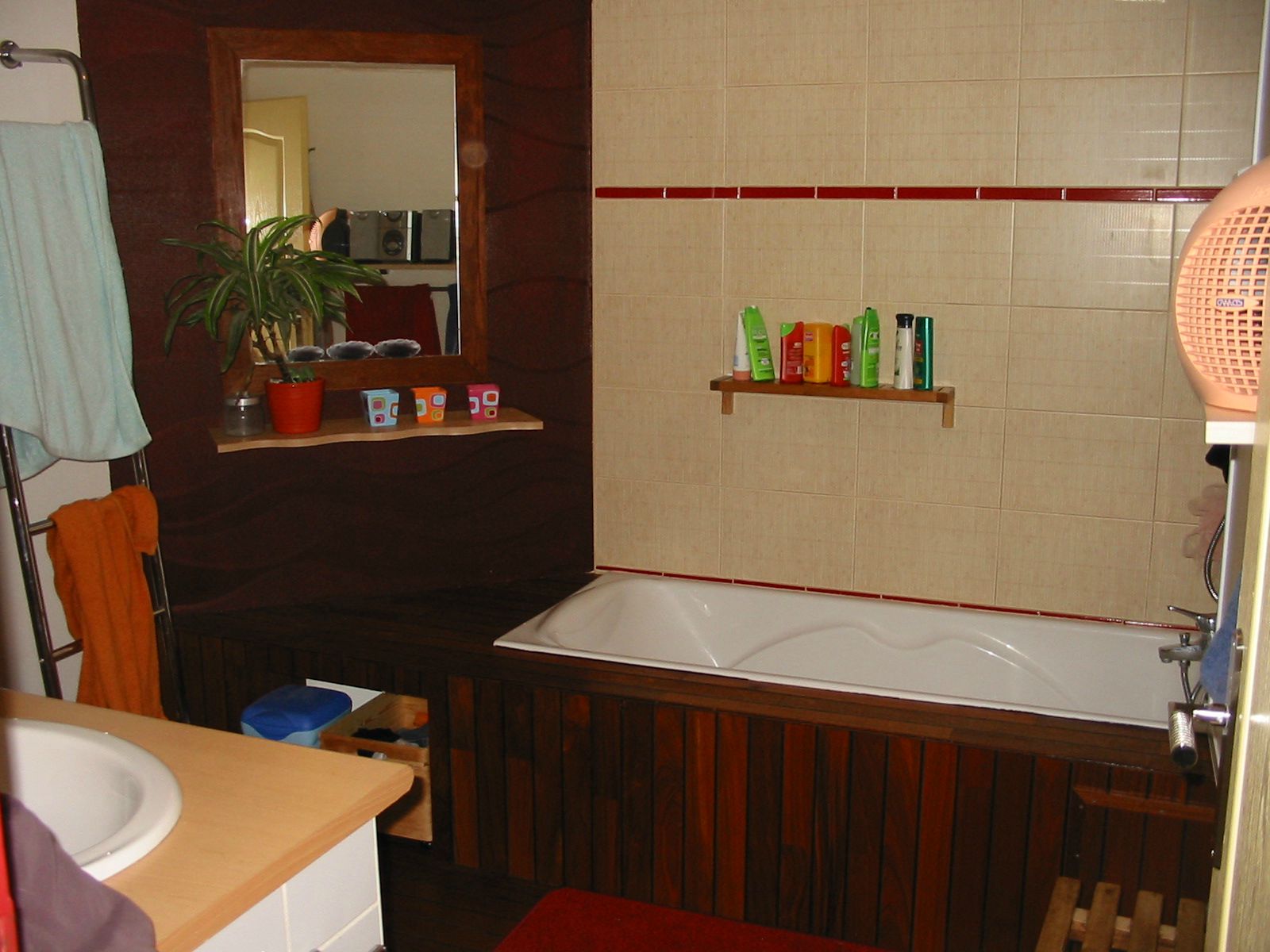 Relooking de salle de bains fade : vive le parquet ! cathypety