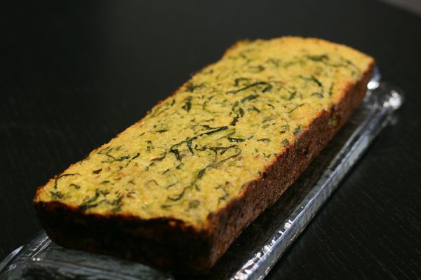 Ingrédients (pour 4 personnes) ,500 g de courgettes ,3 œufs ,10 g de beurre (ou huile) pour graisser le moule ,½ litre de lait ,150 g de semoule fine