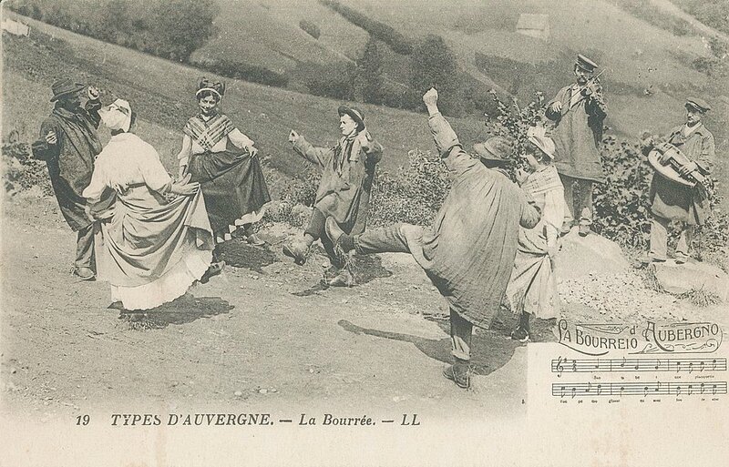 1024px-Types_d'Auvergne_-_La_Bourrée_(carte_postale)