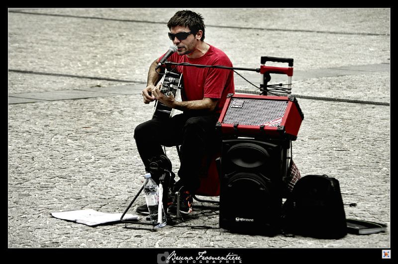 Guitar player Beaubourg 6