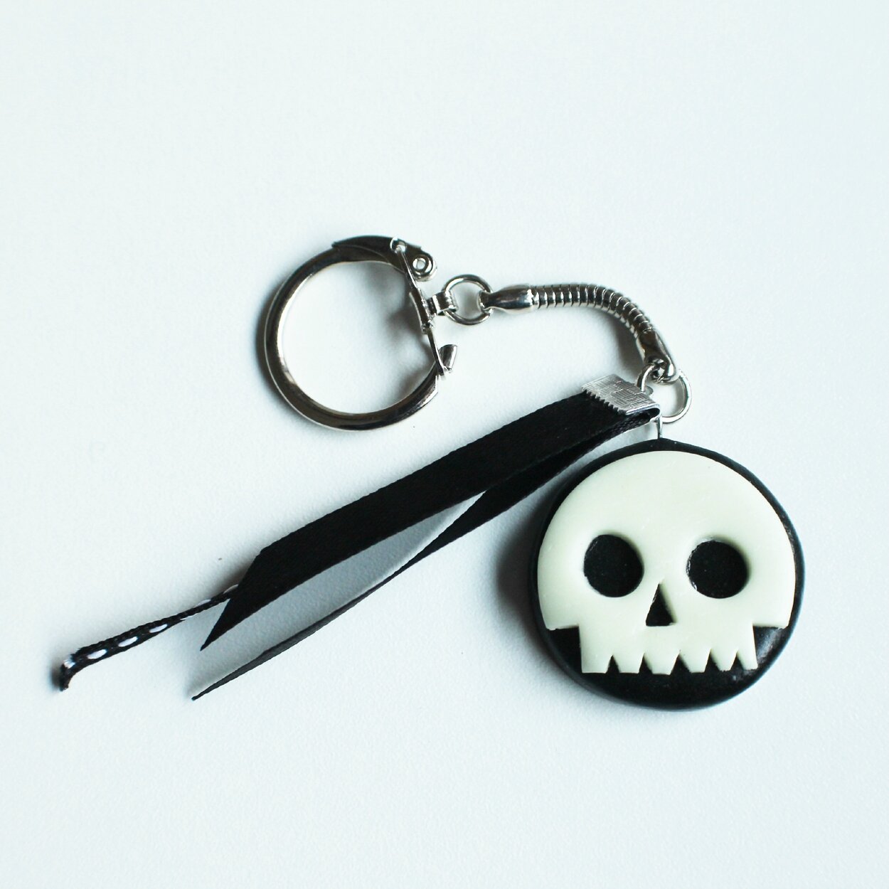 porte clef tete de mort luminescente Photo de Portes porte clef tete de mort luminescente Photo de Portes