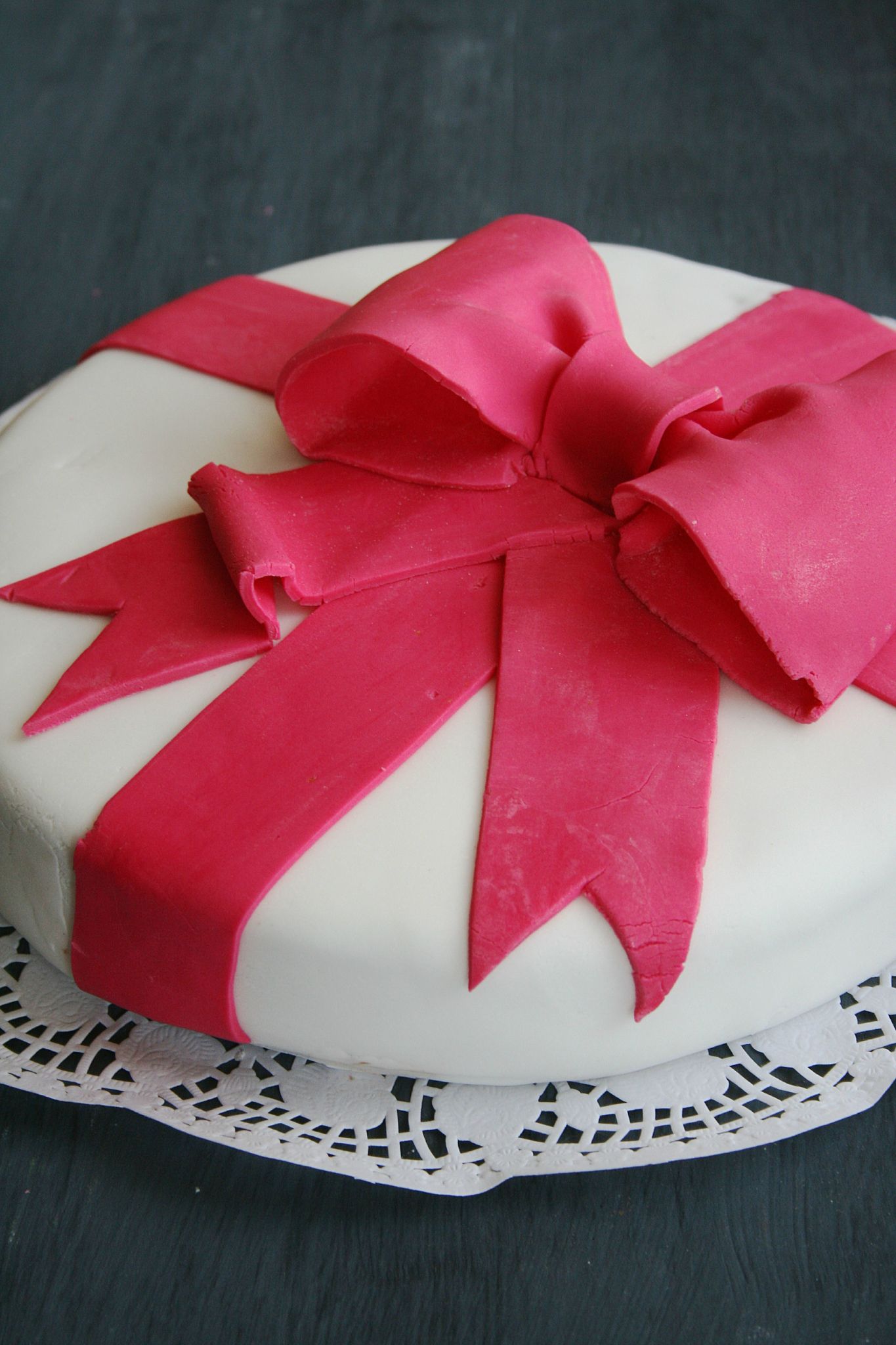Un gâteau d'anniversaire facile en pâte à sucre Pâte à sucre - gateau d anniversaire en pate a sucre