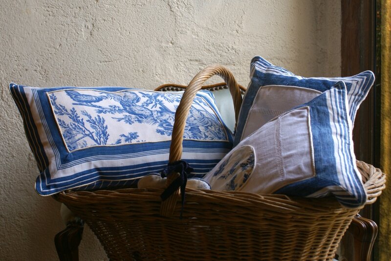 panier de coussins bleus