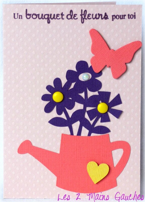 carte avec bouquet de fleurs violettes dans arrosoir