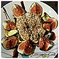 Salade de figues et son palet de chèvre au sésame sur un lit de courgettes grillées