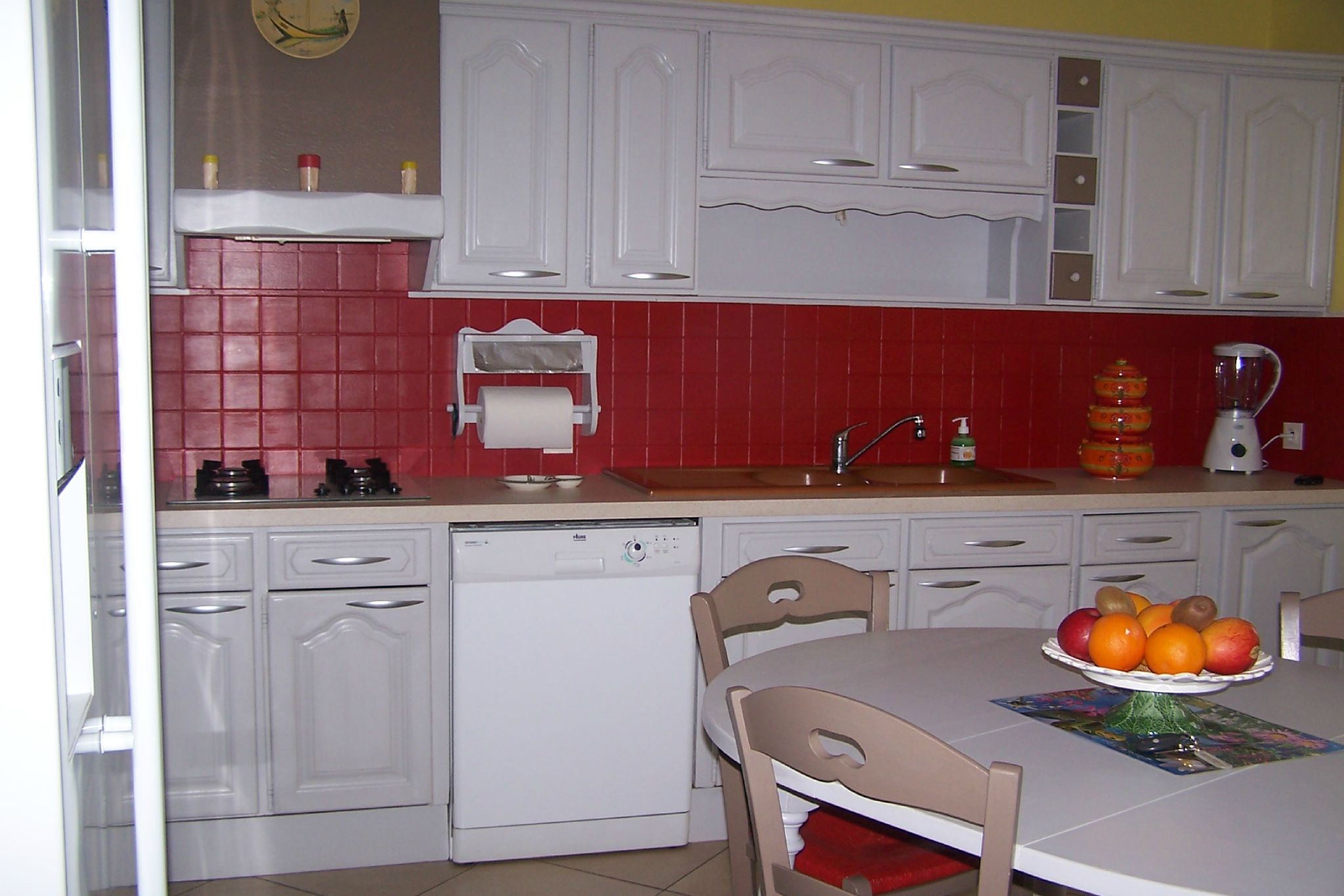 Cuisine et table relookees avec la satinelle perle, carrelage ...