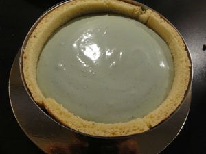 Ajout de la crème bavaroise sur le fond macaron montage de l'entremet