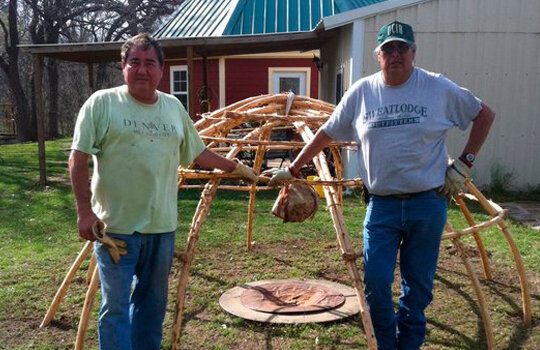 Geoffrey Standing Bear prépare une loge de sudation