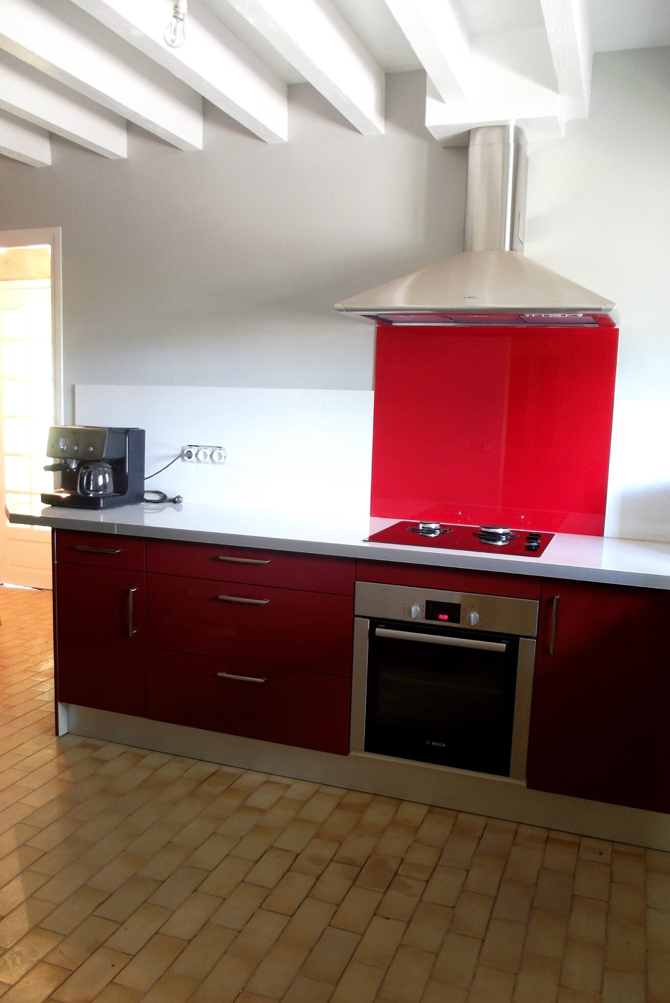 Cuisine rouge bordeaux brillant. menuiserie sébastien ducamp