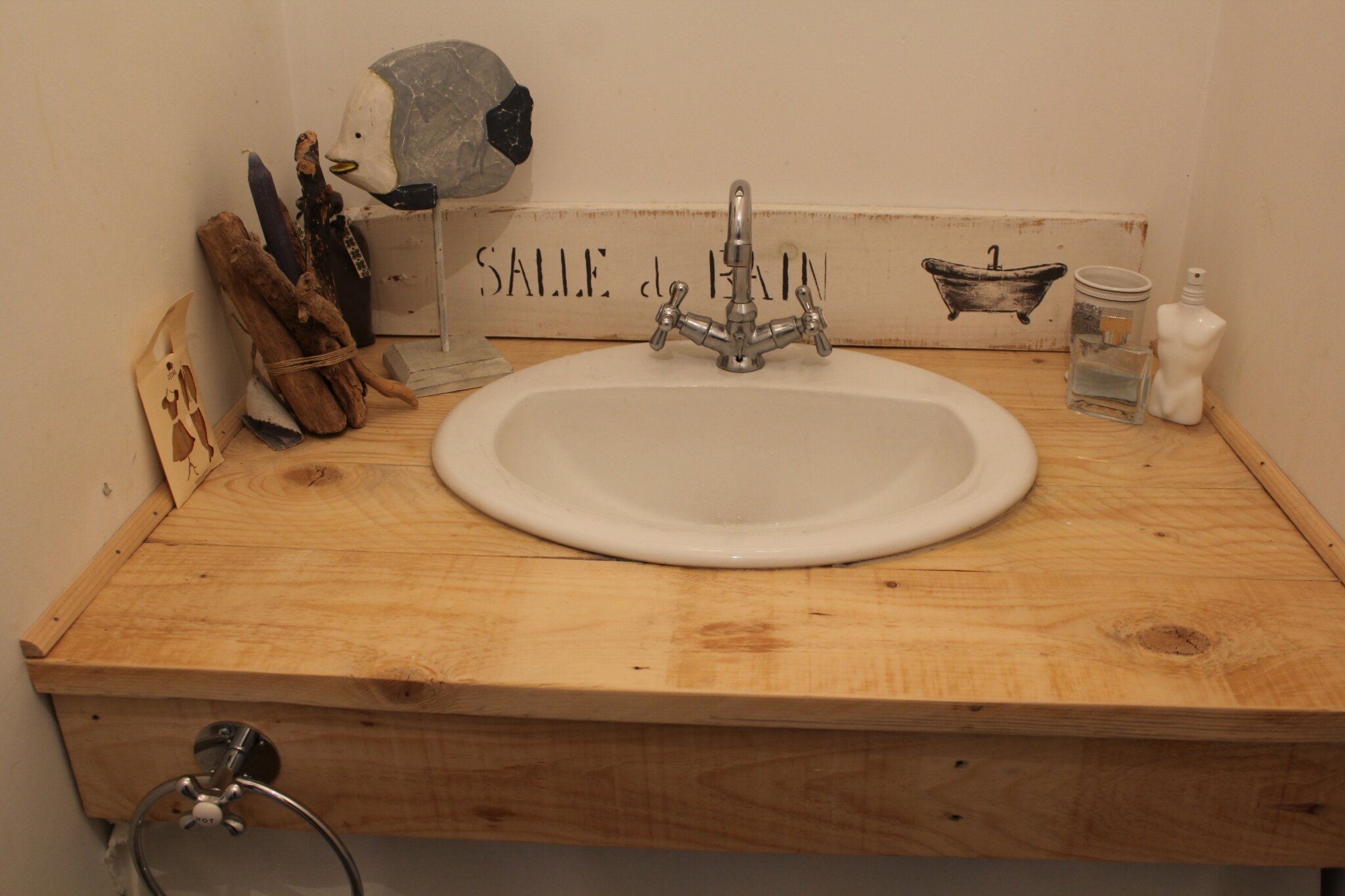 Salle de douche avec du bois de palette le p'tit monde d'isa