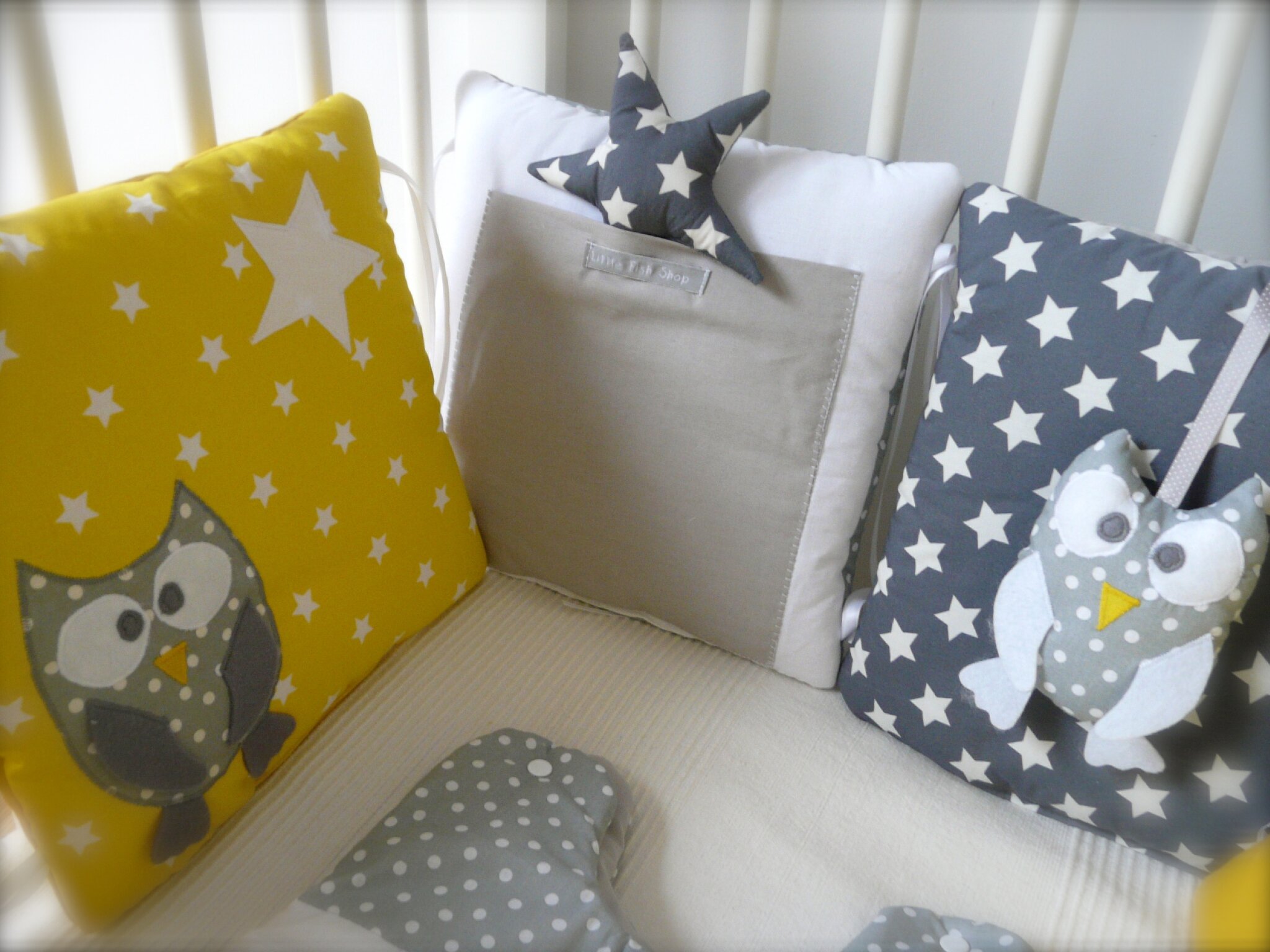 Des chouettes et des étoiles en gris et jaune poussin! little ...