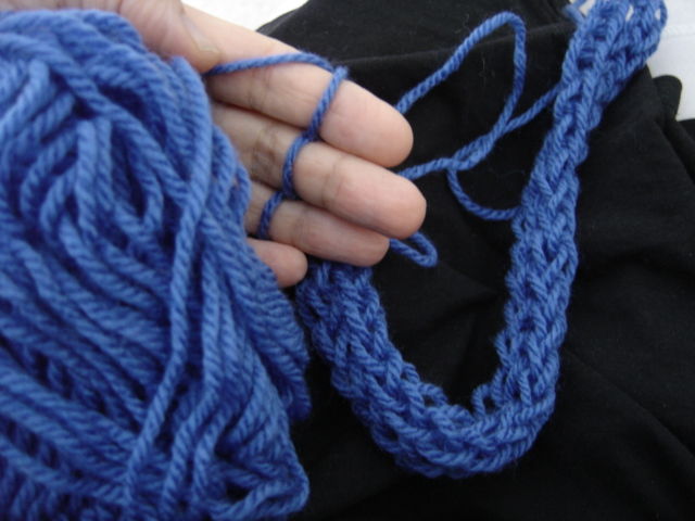 tricoter une echarpe avec ses doigts