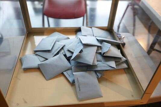 4896218_6_fbfe_bulletins-de-vote-dans-une-urne-a-evry-lors_13319de40b1a032b5f61fbcd0bb399f5