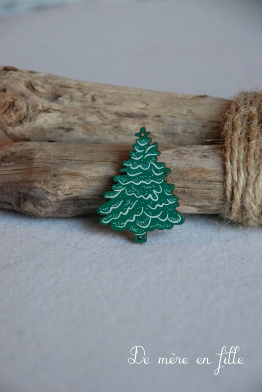 sapin enneigé vert