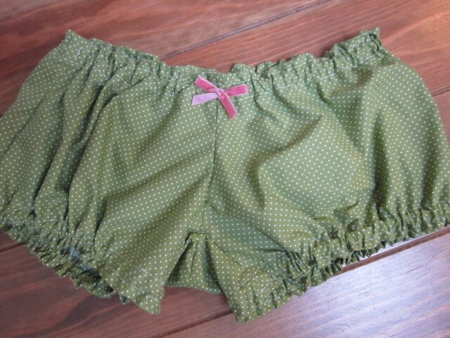 Culotte BIANCA en coton vert salade à pois tête d'épingle blanc - noeud de velours rose buvard (1)
