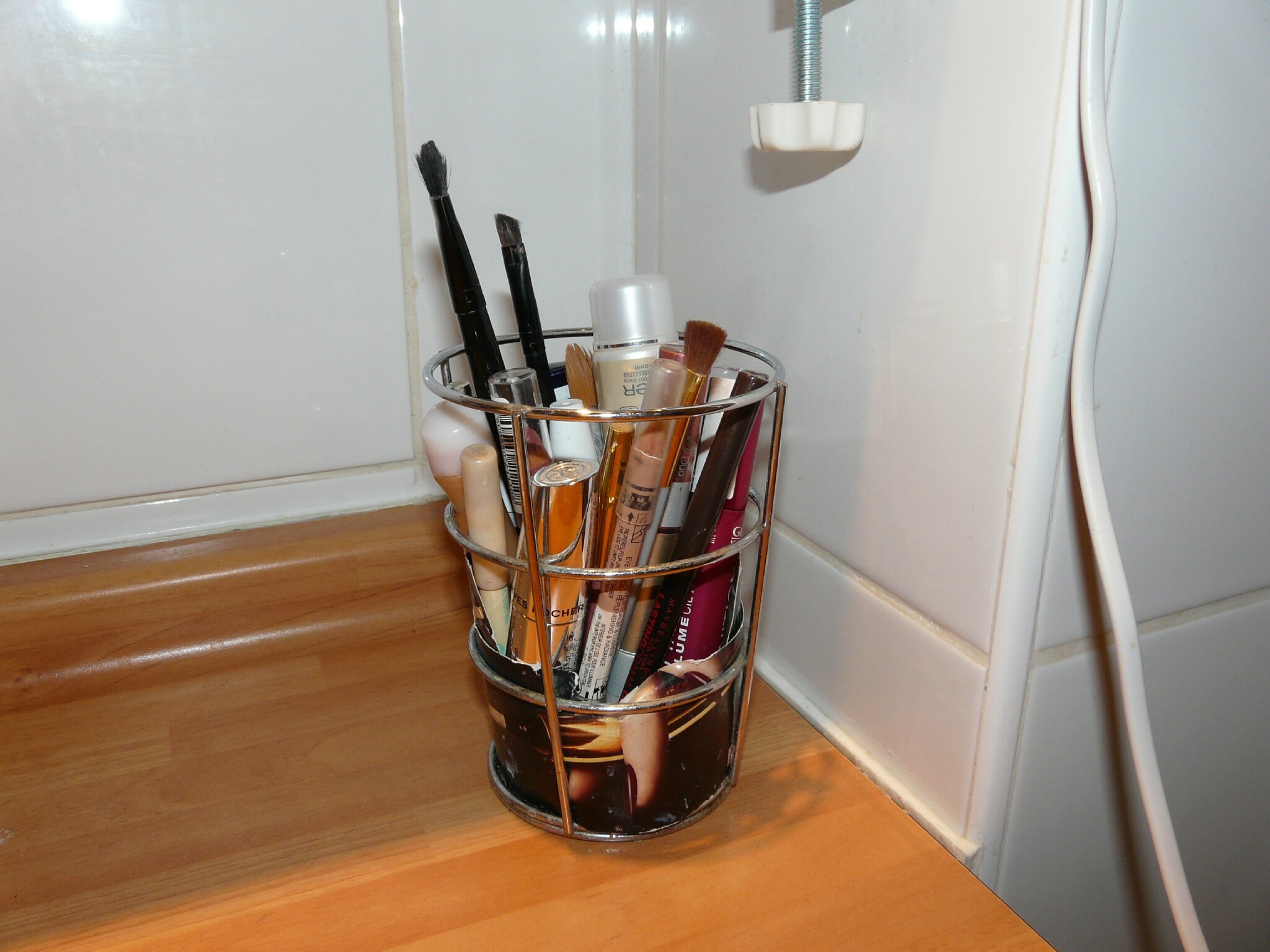Un organiseur à maquillage en boite de conserve titouch à tout