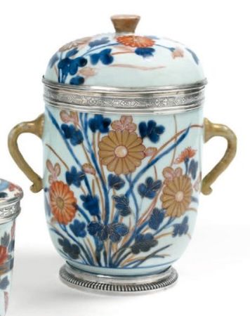 Grand Pot De Fleur 1717 pots couverts en porcelaine du japon du dernier quart du Grand Pot De Fleur 1717 pots couverts en porcelaine du japon du dernier quart du