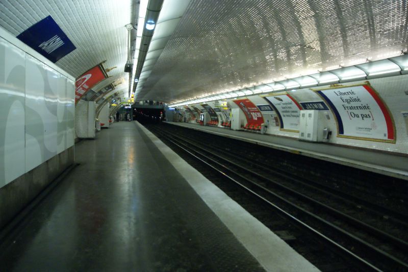 ... de Paris et appartient Ã  la ligne 9 (Pont de SÃ¨vres-Montreuil