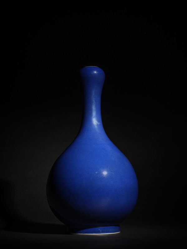 An extremely rare and large sacrificial-blue-glazed garlic-mouth vase, Seal mark and period of Yongzheng