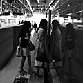 Femmes qui rentrent dans un shinkansen E5, Shin-Aomori eki