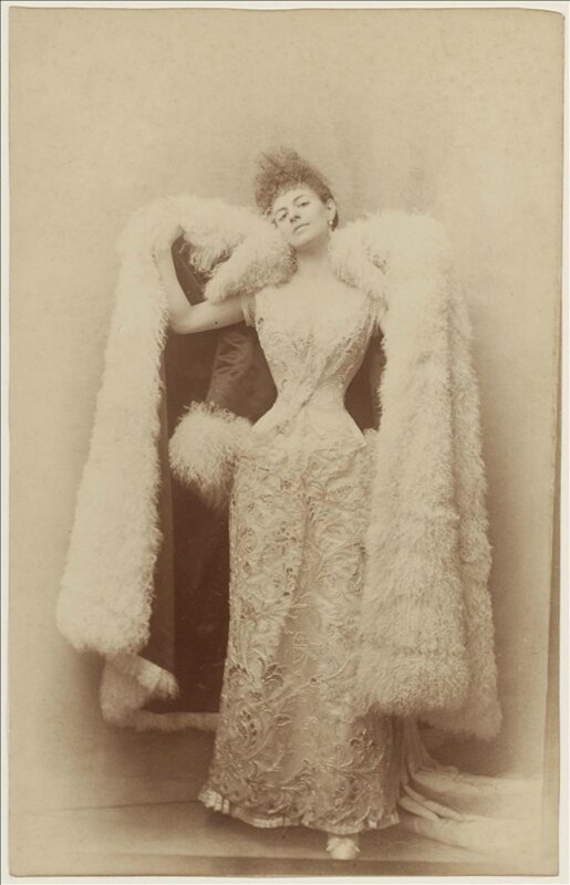 otto-la-comtesse-greffulhe-en-robe-de-bal-et-manteau-du-soir-en-cygne-1887