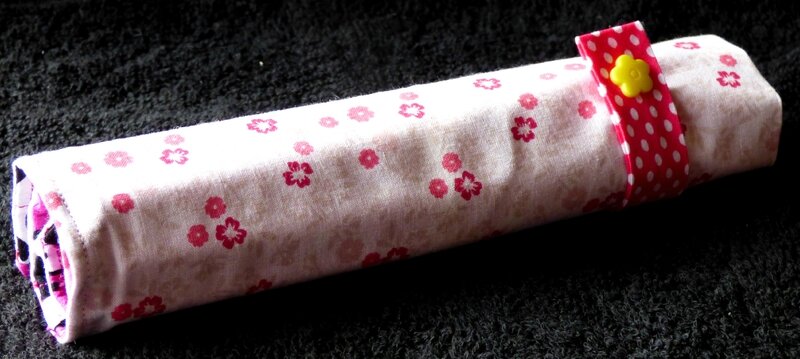 trousse roulée fleurie