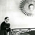 Cristóbal Balenciaga dans sa maison de couture à Paris, 1959