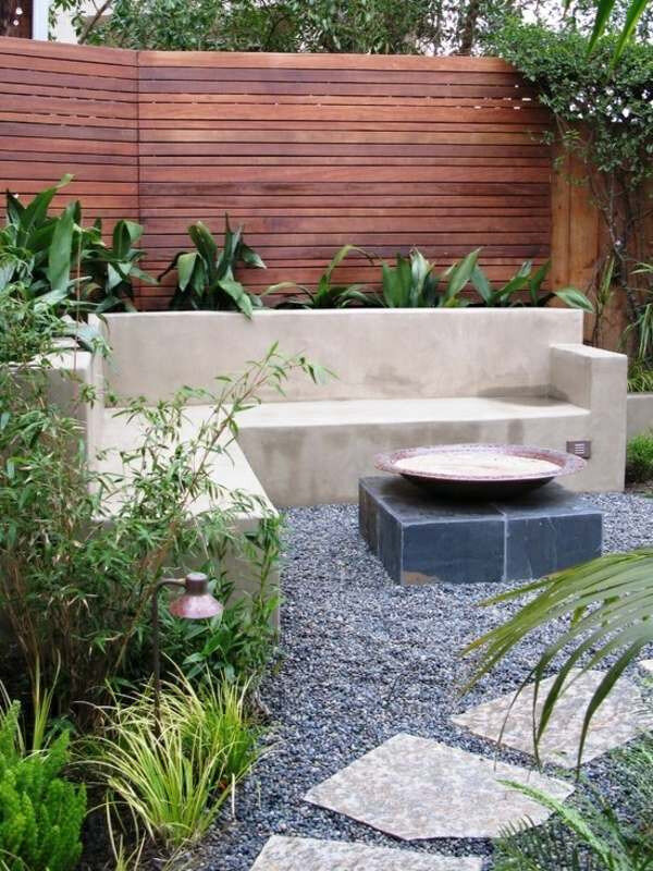 palissade-jardin-claire-voie-lamelles-bois-naturelle-canapé-dangle-béton