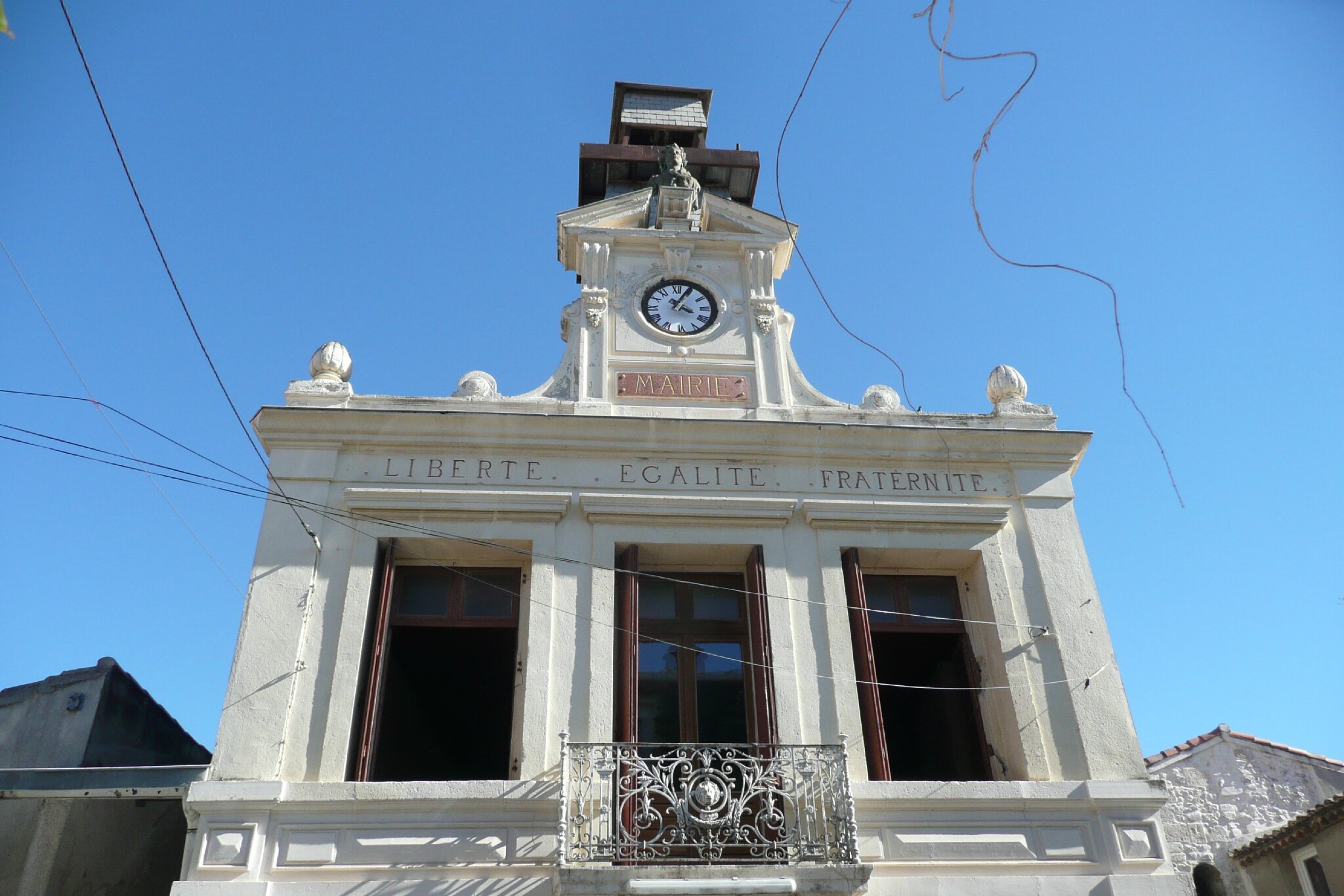 MIREVAL  L'ancienne mairie en réhabilitation jusqu'au début de mars