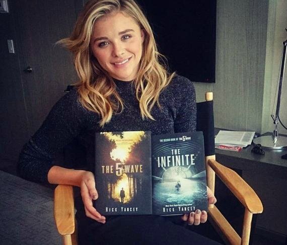 Chloë Grace Moretz avec les romans de Rick Yancey