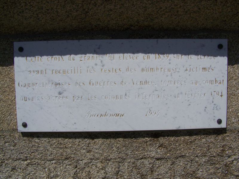 La plaque apposée en mémoire des victimes des Colonnes infernales