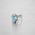 Bague sertie d'un diamant bleu taillé en poire