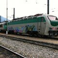 Une locomotive italienne et une BB 7200 Fret garées au dépôt d'Ambérieu