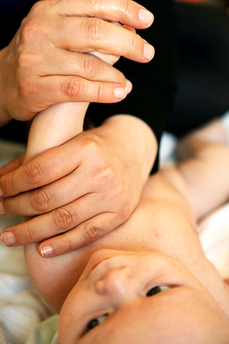 Cadeau de naissance pour le nouveau-né et ses heureux parents, En Equilibre  Massage