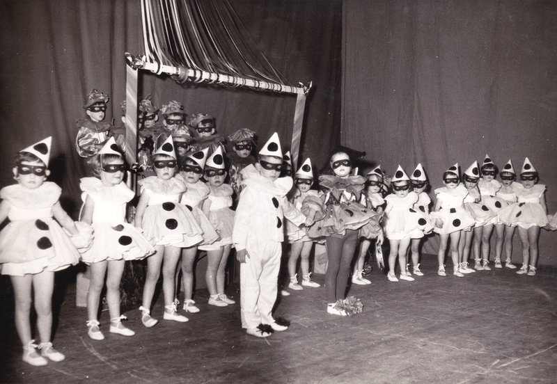 Groupe d'enfants redonnais déguisés en Pierrot
