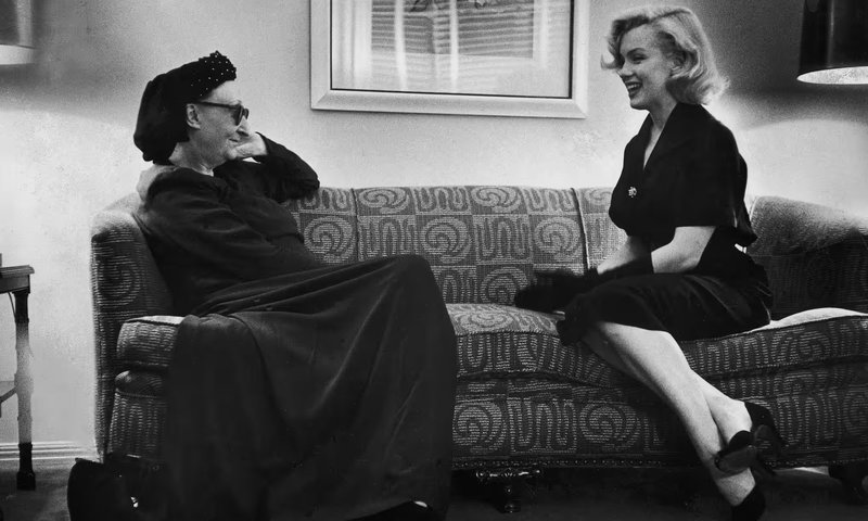 1953-01-LA-Sunsent_Tower-Marilyn_with_Edith_Sitwell-010-1-by_george_silk-1b
