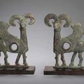 Paire de plaques de mors formées de mouflons ailés. bronze de patine verte. luristan. viiiè-viiè siècles av. j-c. 