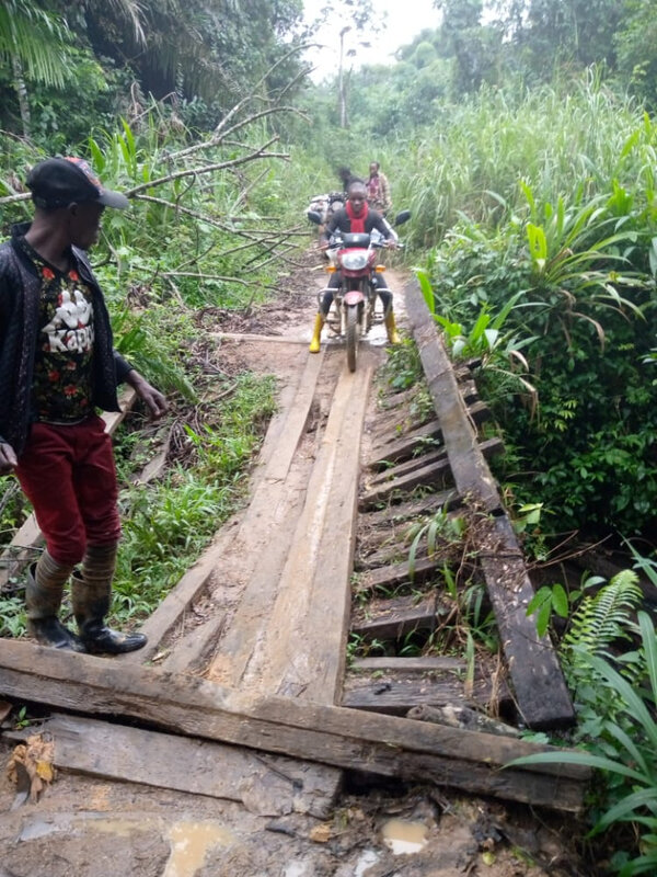 66_Être motard au Congo demande force et prudence