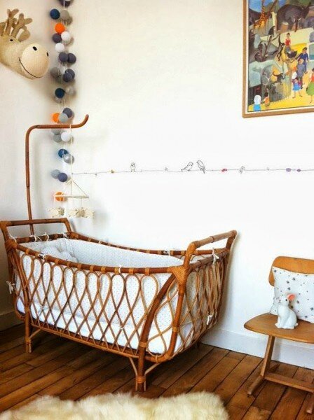 Vintage et original, le lit en rotin est de plus - POM & GUS