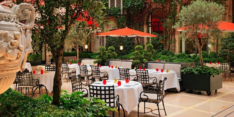 tables-in-la-cour-jardin-at-hotel-plaza-athenee